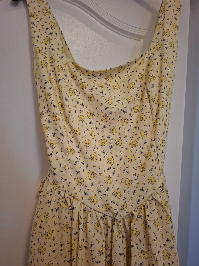 Robe jaune à fleurs - photo numéro 2