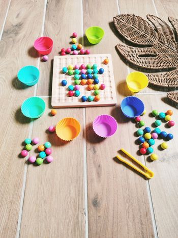 🌈Jeu de dextérité avec billes multicolores et plateau en bois Montessori