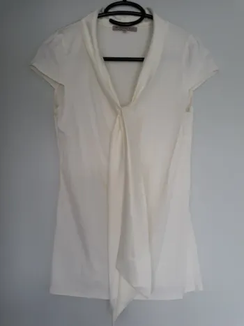 Jolie blouse beige avec noeud cravate