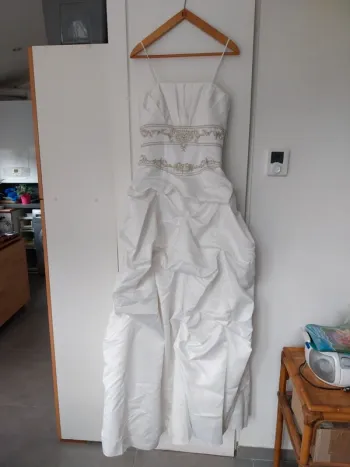 Robe de mariée à bretelle blanche