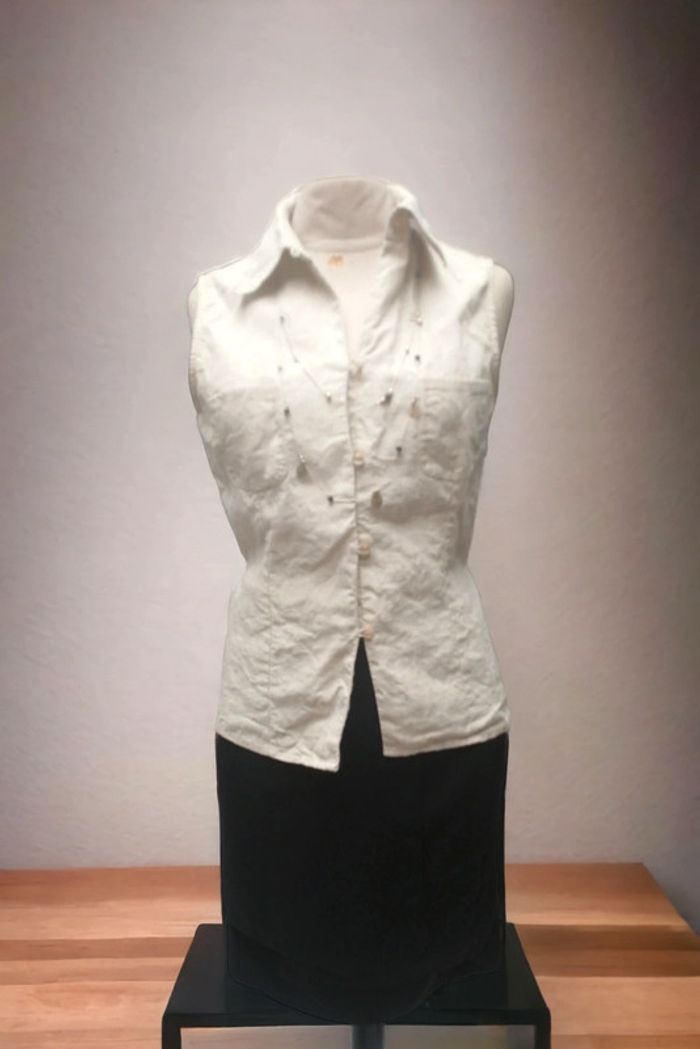 Jolie blouse sans manche à boutonner en lin