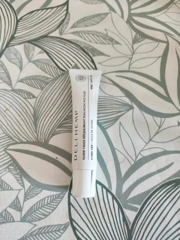 Delihemp fluide visage reequilibrant 410mg cbd + huile de jojoba bouchon cassé 40ml