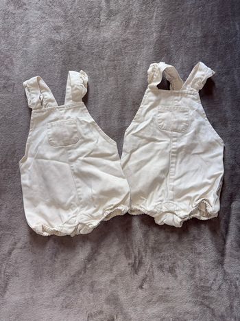 Lot de deux salopettes en jean beige pour jumelles Kiabi taille 12 mois en très bon état