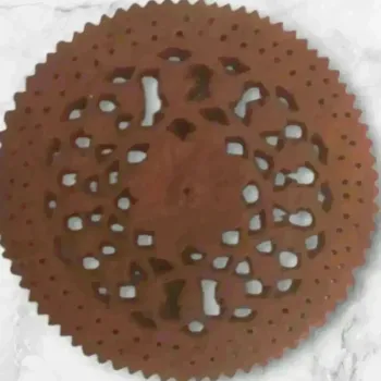 Broche marron – Légèrement abîmée –