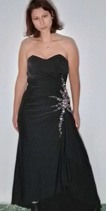 Robe de cocktail bustier et bijoux