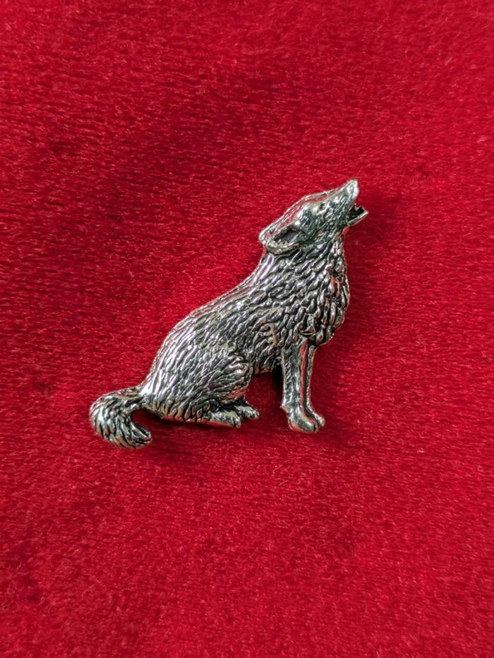 Pin's Loup 🐺 en étain signé Brown
