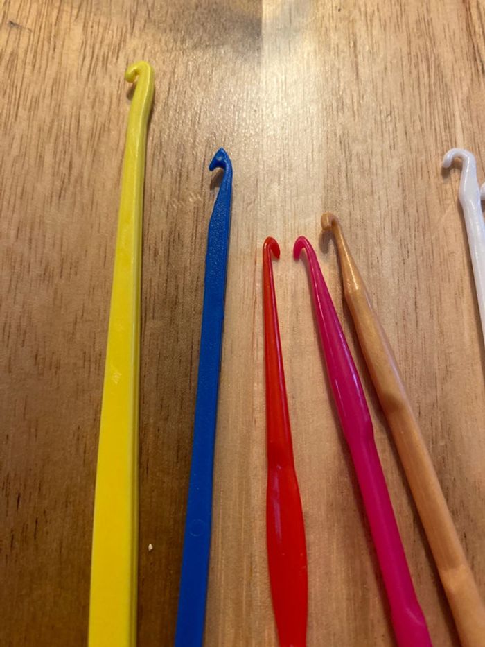 Lot de 8 petits crochets en plastique - photo numéro 3