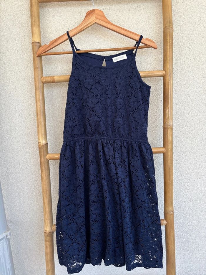 Robe bleue marine à dentelle