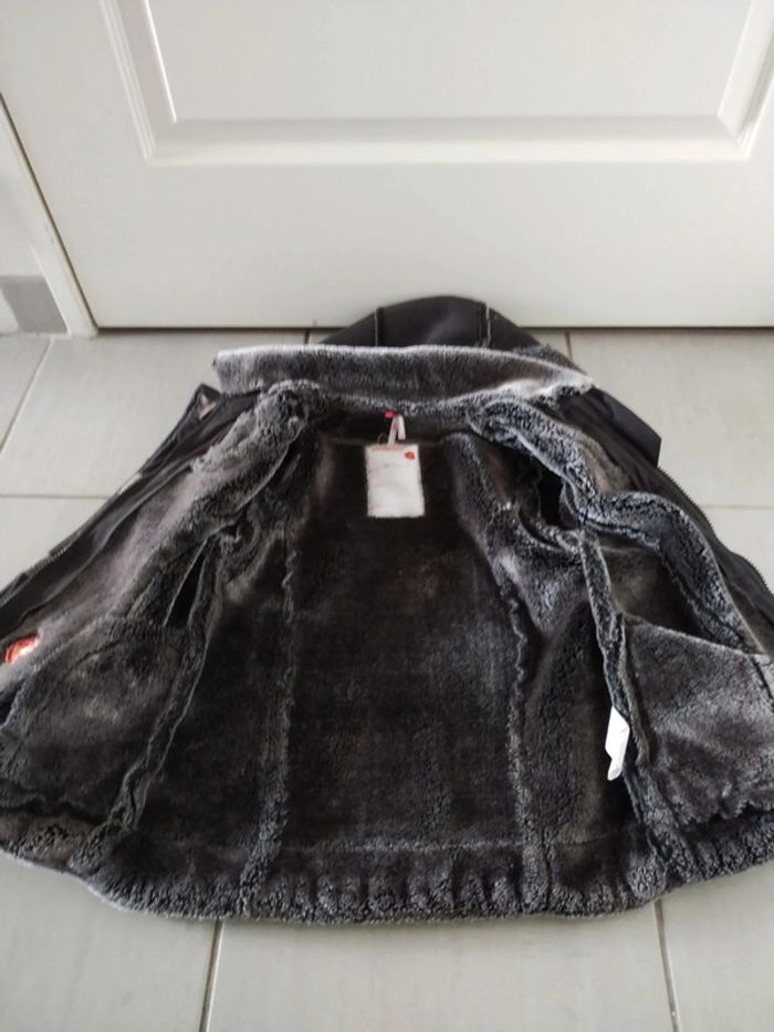 Veste fourrée portée une ou deux fois comme neuve taille 5 ans - photo numéro 3