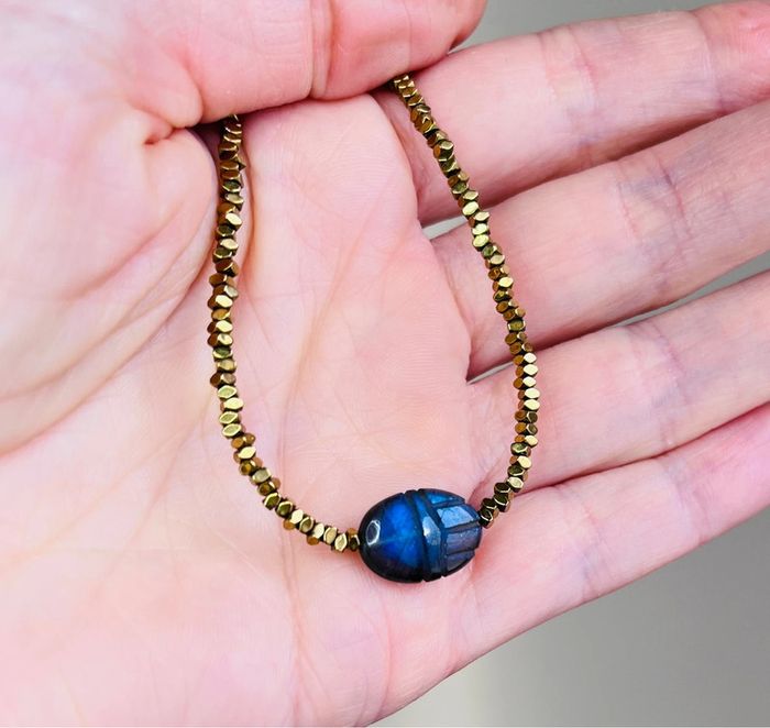 Collier amulette scarabée Labradorite et micro hématites - photo numéro 3