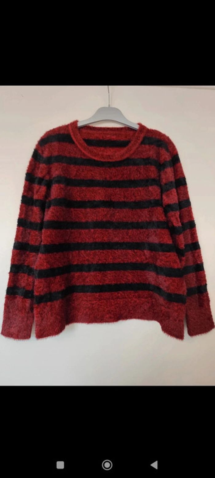 Pull à poils bordeaux et noir taille 36
