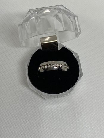 Magnifique bague avec brillant en acier inoxydable