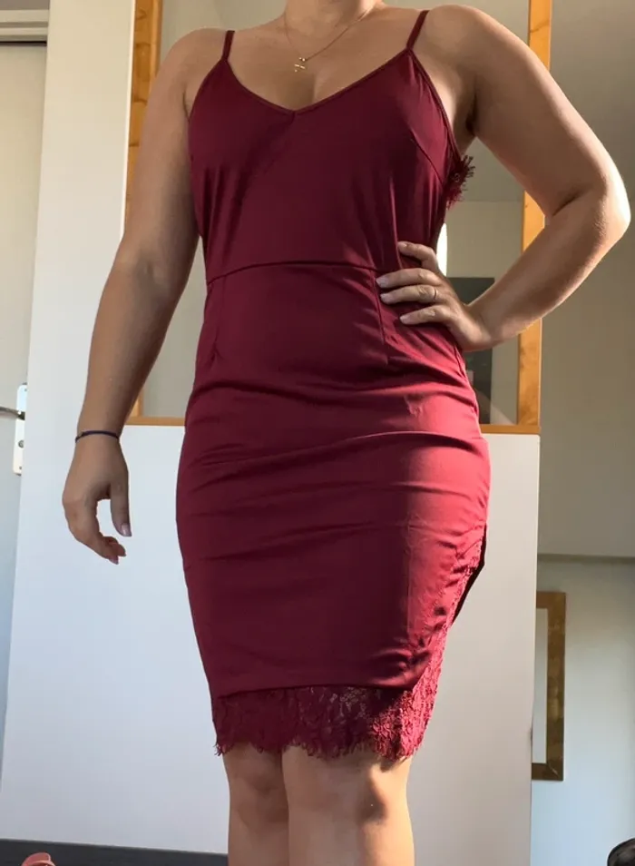 Robe bordeaux en dentelle sexy