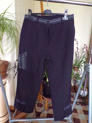 Pantalon noir et empiècements rayés gris, taille 42