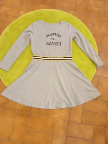 Robe grise Princesse en basket taille 14 ans