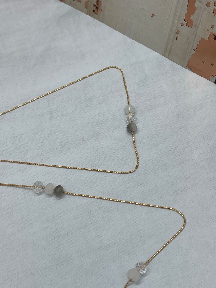 Collier dos nu perles cristal blanc nacre et gris