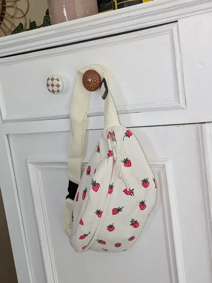 Banane en velours côtelé – motif fraises – stylée & pratique - photo numéro 3