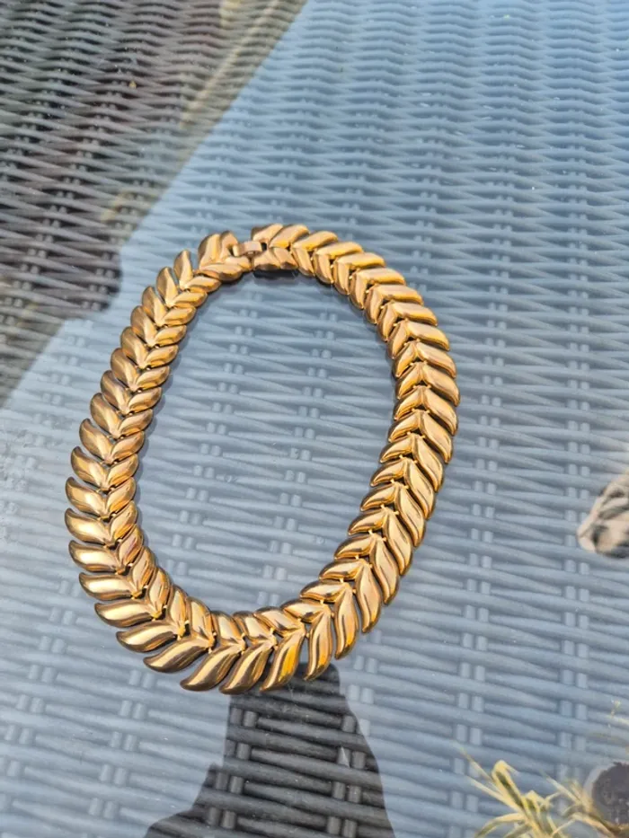 Collier en métal vintage feuille