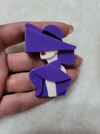 Broche femme elegante violette