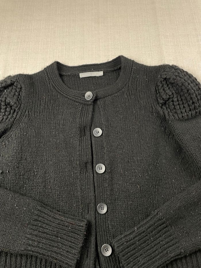 Gilet vintage maille noire femme – boutons – épaules texturées – chic rétro - photo numéro 2