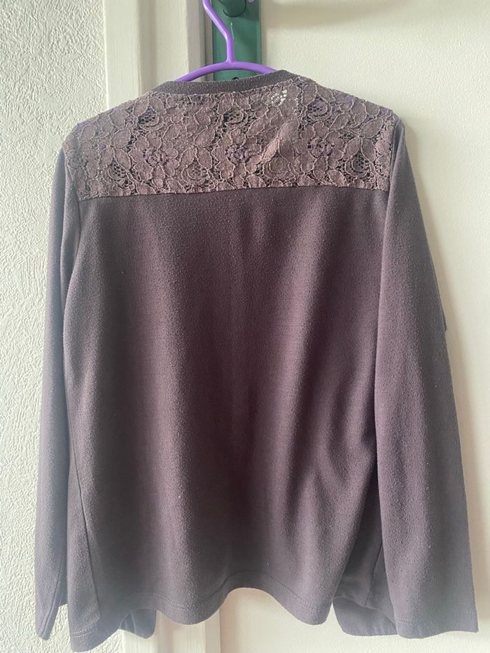 Gilet avec dentelle à l encolure 4/5 ans TBE