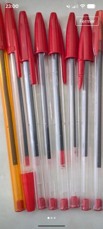 Lot de 8 stylos Bic rouge. 