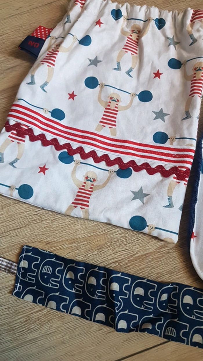 Set sac pochette cadeau bavoir attache tétine Garçon neuf fait cousu main - photo numéro 3