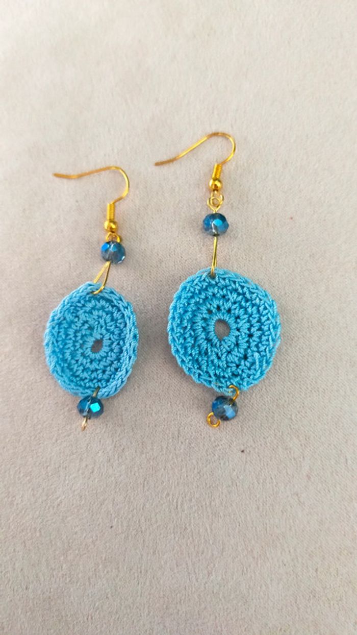 Boucles d’oreilles crochet bleu ciel & perles facettées – Fait main - Collection Brume Bleue - photo numéro 7