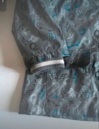 Manteau imperméable à capuche très bon état garçon taille 5 ans couleur gris