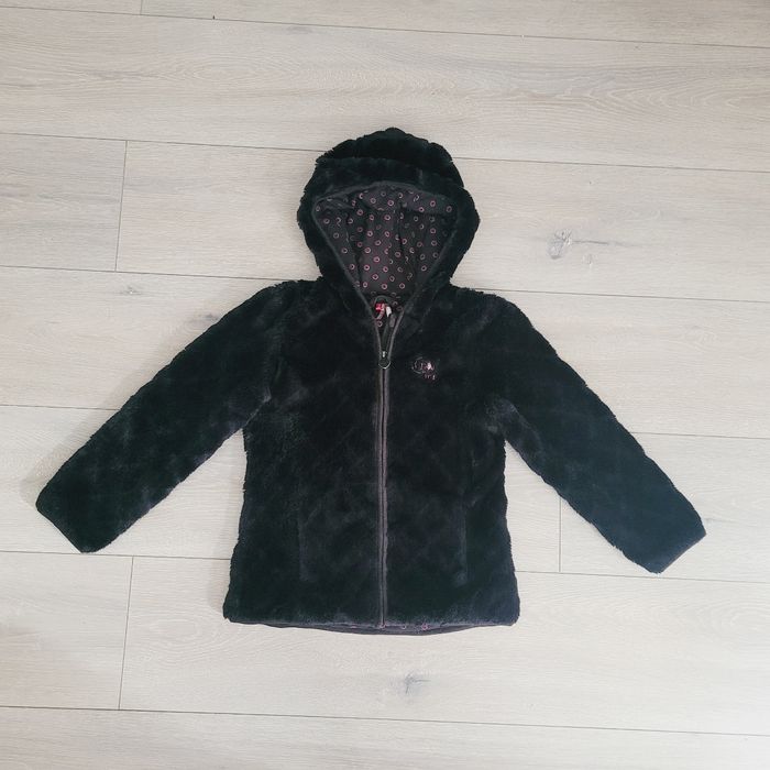 Très jolie veste gilet noire, toute douce. Fille 8 ans. Marque Orchestra