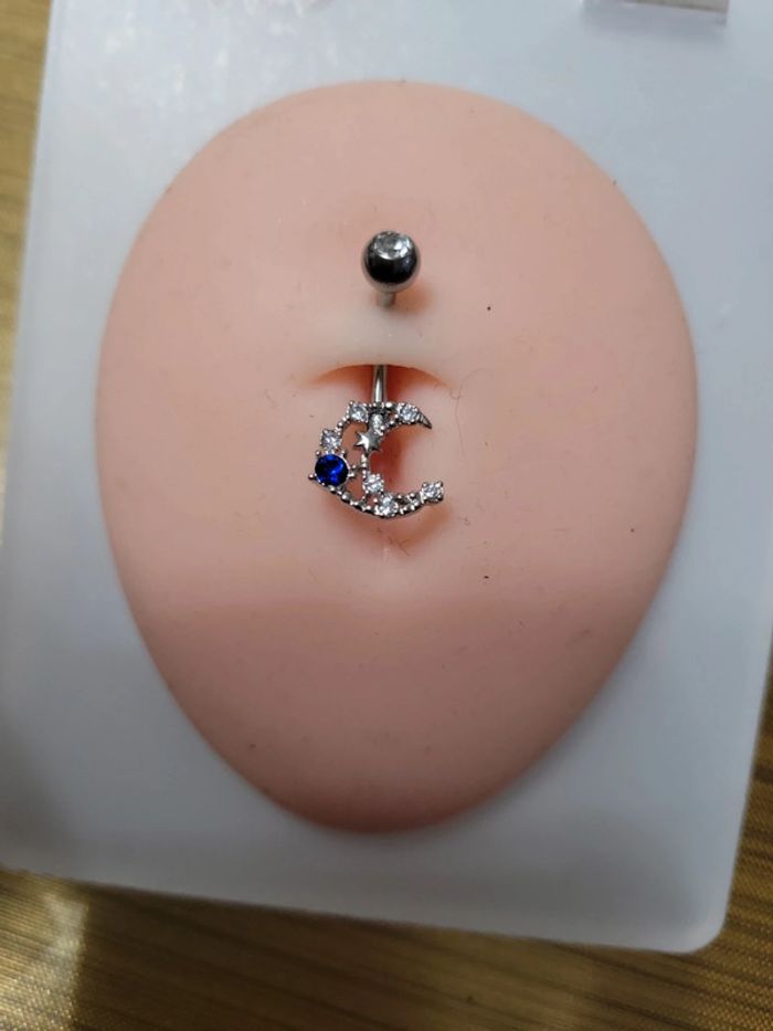 Piercing lune et strass - photo numéro 3