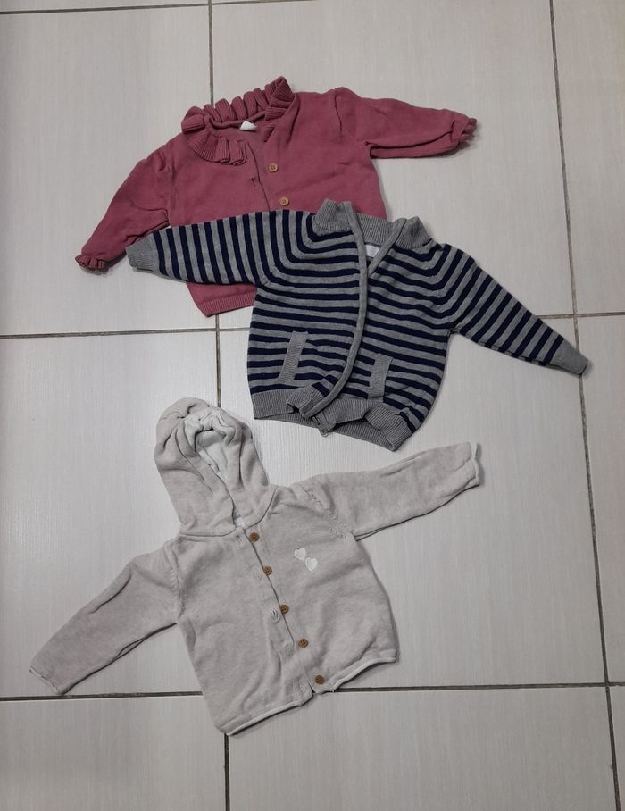 Veste 6 mois
Bon état
2€ pièce