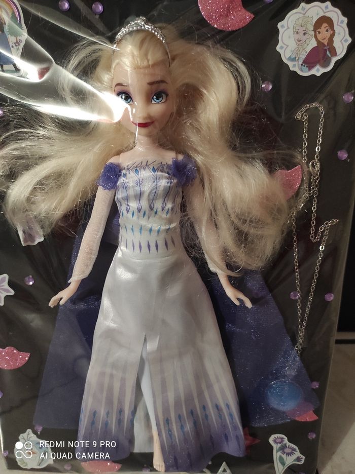 Poupée la reine des neiges + collier - photo numéro 2