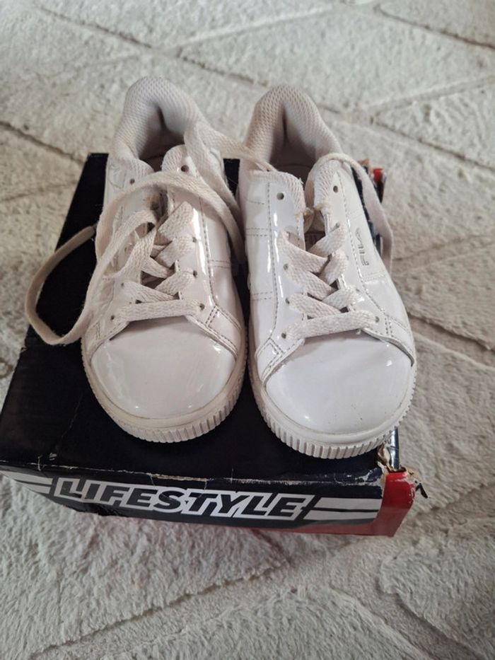 Magnifique basket à lacet FILA fille blanc brillant taille 28