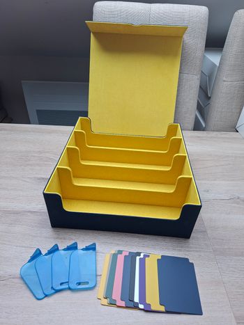 Boîte XXL de rangement pour 3200 cartes Pokémon TCG – 4 rangées – Jaune & Bleu