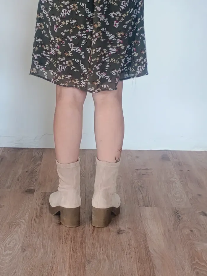 Bottines à talon beige en suédine - photo numéro 3