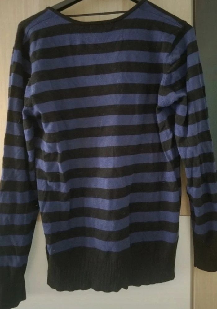 Joli pull rayé col V - photo numéro 2