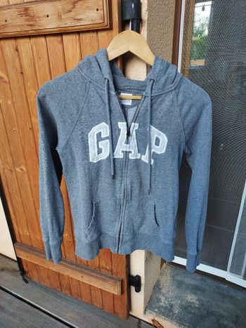 Sweat zippé à capuche
