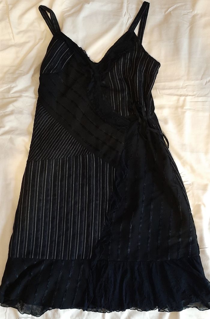 Robe noire bretelle façon cache coeur