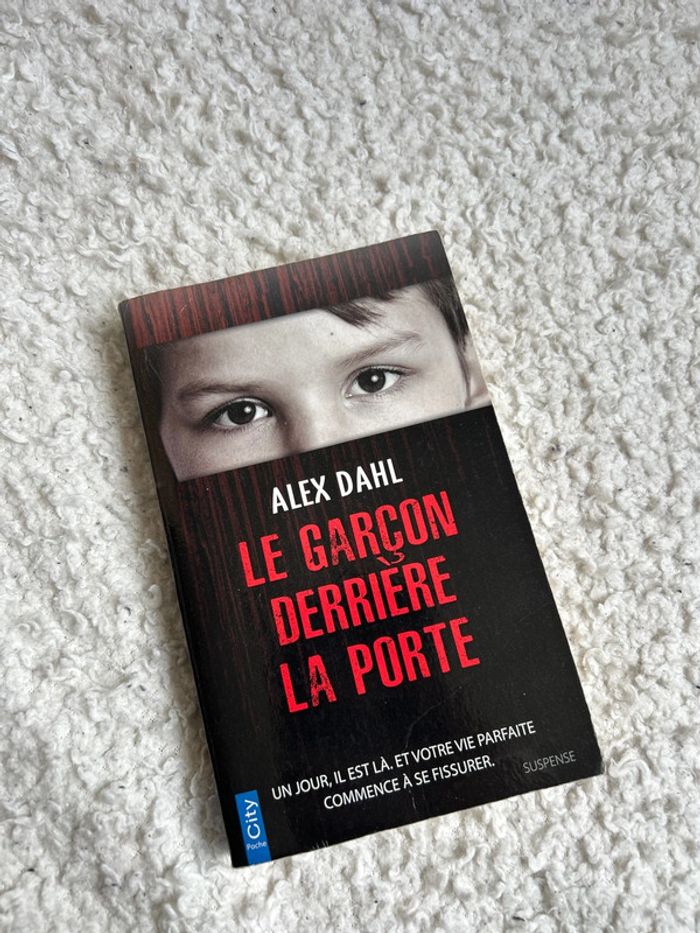Le garçon derrière la porte