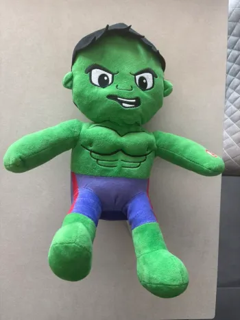 Peluche Marvel Hulk qui fait du bruit