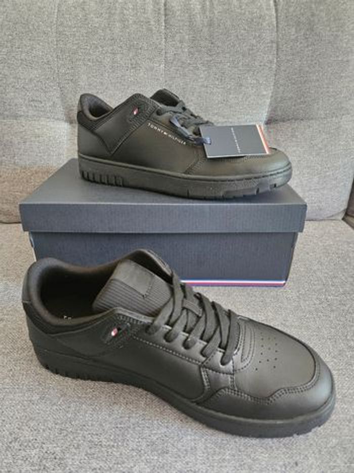 Basket homme Tommy hilfiger neuve
Taille 43 - photo numéro 2