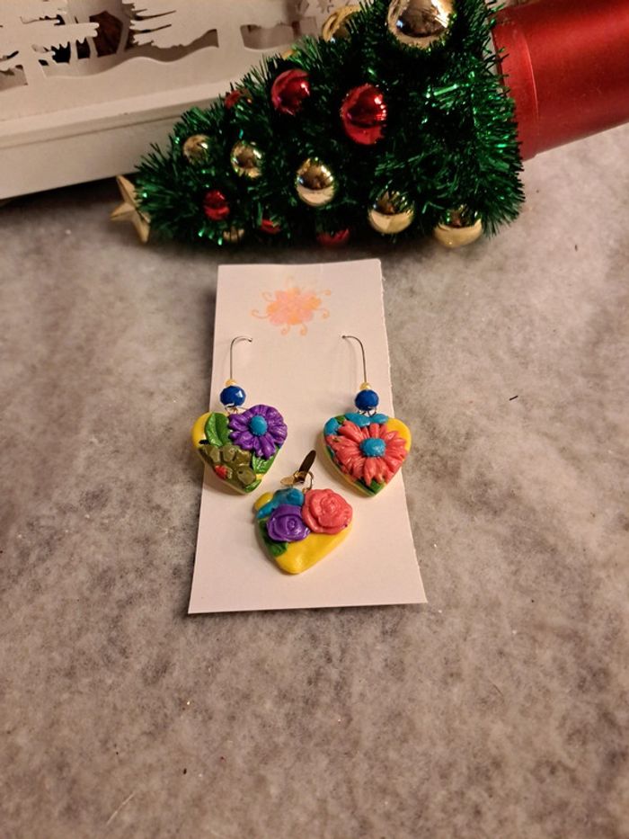 Boucles d'oreilles cœur et pendentif assortie multicolore