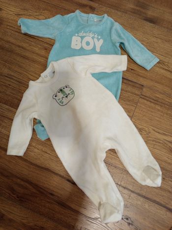 Lot deux pyjamas une pièce
