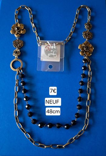 Collier long NEUF couleur bronze avec breloques et perles