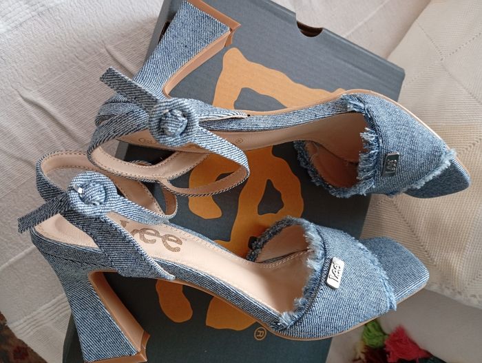 Sandales en jeans à talons. Lee 38