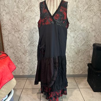 Robe longue noire et rouge