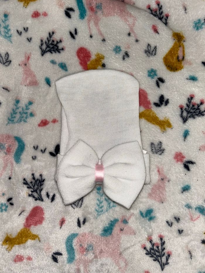 Bonnet de naissance blanc à noeud
