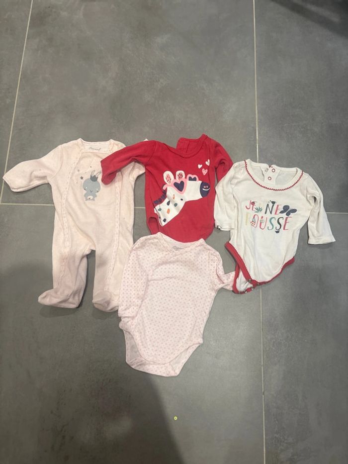 Lot bodies et pyjamas taille 1 mois