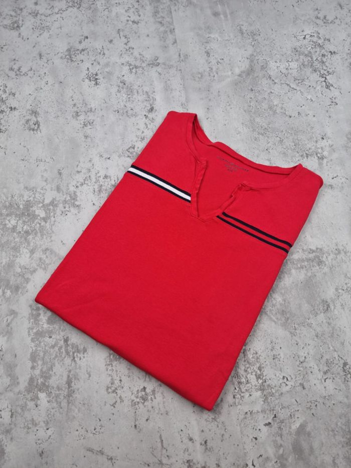 T-shirt Tommy Hilfiger rouge avec col fendu – Taille S Femme